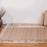 Tapis de yoga en soie brute et jute déplié sur un sol intérieur, utilisé comme tapis de méditation ou base de protection pour futon